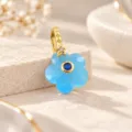 Vista detallada de un encantador colgante de flor de cinco pétalos con circonitas brillantes. - Estilo Flor de Circonia Azul Oscuro (14)