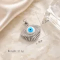 Nahaufnahme des exquisiten Evil Eye Anhängers mit Zirkonia-Mikrofassung und Maßangaben. - Wimpern-Quasten-Stil