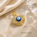 Vergoldeter böser Blick Anhänger mit Zirkonia und blauem Emaille Schutz, Detailansicht. - Blaues Wimpernauge