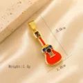 Vue détaillée du pendentif guitare en émail plaqué or, affichant des dimensions raffinées. - Style Guitare Drapeau (12)