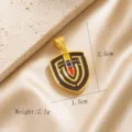Pendentif bouclier en émail plaqué or vue détaillée, accessoire de bijoux compact et exquis. - Style Bouclier Drapeau (13)