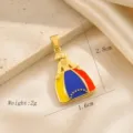 Vue détaillée du pendentif Menina émaillé plaqué or montrant des couleurs vives et un beau travail. - Style Figure Menina (15)