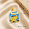 Vue rapprochée du pendentif émaillé en brique de lait plaqué or aux détails exquis. - Style Brique de Lait (17)