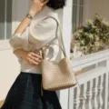 Élégant sac seau tissé en cuir doré métallique pour femme, sac à bandoulière chic. - Or