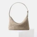 Vue détaillée du sac bandoulière hobo en cuir tissé montrant un savoir-faire et métal. - Vert