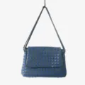 Vue détaillée du sac porté épaule en cuir tressé avec une texture bleue exquise. - Bleu foncé