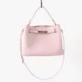 Détail de sac à main rose en cuir souple avec texture de vachette et fermoir en métal. - Rose