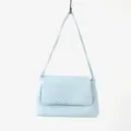 Vue détaillée du sac porté épaule en cuir tressé bleu clair avec finitions exquises. - Bleu clair