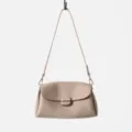 Vista detallada de bolso de hombro para mujer en cuero vacuno suave y genuino elegante. - Gris elefante