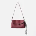 Vista detallada del bolso de hombro de cuero auténtico suave con un elegante acabado tinto. - Burdeos