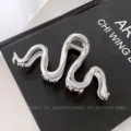 Nahaufnahme einer eleganten silbernen Schlangen-Haarklammer, modernes Metalldesign für Frisuren. - Schlangen Haarklammer / 11cm / Silber