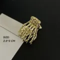 Gros plan d'une pince à cheveux griffe de squelette dorée gothique, format compact. - 02# 3CM / Or