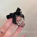 Pince à cheveux squelette gothique avec nœud noir pince à cheveux vintage Halloween. - 4cm / Pince à Cheveux Main Squelette Nœud