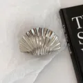 Pinza para el pelo de concha metálica plateada, pinza geométrica elegante para mujeres. - Plateado Pequeño