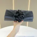 Borsetta da sera a pieghe nera con elegante fiore in tessuto per feste e banchetti. - Nero