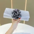 Elegante borsa da sera plissettata bianca con grande fiore grigio per feste e banchetti. - grigio-argento