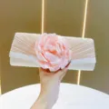 Borsa da sera a pochette in raso plissettato con elegante fiore in stoffa per feste di nozze. - Albicocca