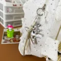 Stylischer weißer Sternen-Freizeitrucksack mit metallischen Stern- und Ballonhund-Anhängern - Off-White (Mit Anhänger)