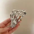 Pince à cheveux griffe squelette argentée variante - Accessoire gothique Halloween - Pince à Cheveux Crâne / Argent