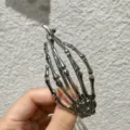 Pince à cheveux squelette en métal argenté, barrette griffe de crâne pour femmes. - Pince Torsadée de Doigt de Squelette / Argent
