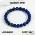 Gedetailleerde close-up van 8mm natuurlijke lapis lazuli edelsteen kralen armband, elastisch. - Ronde Kraal Elastische Stijl (BR2229-B-2) / 8mm / Lapis lazuli