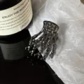Pince à cheveux squelette métal punk gothique, pince requin sombre pour fête et style unique. - Petite Main de Fantôme Noir