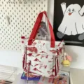 Élégant sac cabas en toile rouge et blanche avec imprimé paysager traditionnel et poignées rouges. - Shoulder Bag with Charm / Rouge