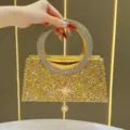 Lussuosa borsa da sera in strass dorati con manico tondo e ciondolo sole perlato per donne. - Oro