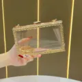 Borsa a tracolla trasparente in acrilico rigido con strass e catena dorata da donna. - Oro