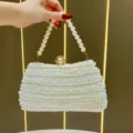 Elegante borsa da sera bianca con perline e volant delicati per feste ed eventi. - Oro