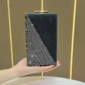 Borsetta da sera nera glitterata con strass brillanti ed elegante chiusura dorata da donna. - Nero
