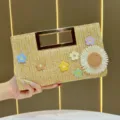 Borsa a Pouch in Paglia Intrecciata Donna Estate Fiori Artigianali Elegante con Manico Metallo - Beige