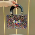 Elegante borsa da sera da donna con manico superiore e cristalli colorati scintillanti. - Colorato