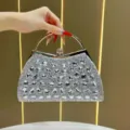 Stunante pochette da sera in strass argentati con manico ad anello per donna elegante. - Argento