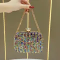 Luccicante pochette da sera multicolore in strass con elegante catena dorata chic. - Colorato