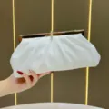 Borsa a pochette bianca arricciata con cornice in metallo strass, elegante borsa da sera. - Bianco
