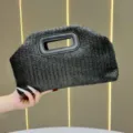 Borsa a mano in paglia intrecciata nera da donna, elegante pochette con manico rigido. - Nero