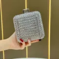 Pochette scintillante in strass, elegante borsa da sera per feste con chiusura in metallo. - Argento