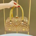 Lussuosa borsa da sera in strass dorati con cristalli scintillanti e chiusura elegante. - Oro