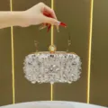 Elegante borsa pochette da sera in strass con chiusura di perla per festa nozze. - Rosa