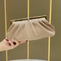 Elegante borsa a tracolla plissettata con cornice in metallo, borsa da sera chic. - Beige