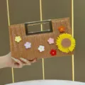 Borsa a pochette in paglia intrecciata con fiori all'uncinetto e girasole, borsa chic. - Marrone
