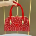 Borsa da sera di lusso in strass rossi con chiusura in cristallo e dettagli dorati. - Rosso