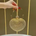 Borsetta da sera a cuore in strass dorati con manico in metallo per feste ed eventi. - Oro