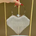 Elegante borsa da sera in strass con frange, manico in metallo e chiusura in cristallo. - Argento