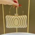 Elegante borsa da sera con perle e manico in metallo dorato per feste eleganti. - Oro