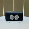 Borsa da sera nera con fiocco in strass e catena argentata per feste ed eventi eleganti. - Nero