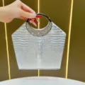 Borsa da sera argentata con motivo coccodrillo e manico rotondo in strass per feste. - Argento