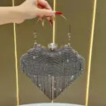 Borsa da sera a tracolla con strass e frange, manico ad anello metallico e chiusura in cristallo. - Nero