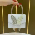 Borsa da sera bianca con manico in strass, design a farfalla asimmetrico, pochette elegante. - Bianco Argento